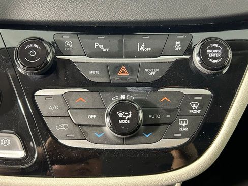 Used 2023 Chrysler Pacifica Touring-L FWD image 22