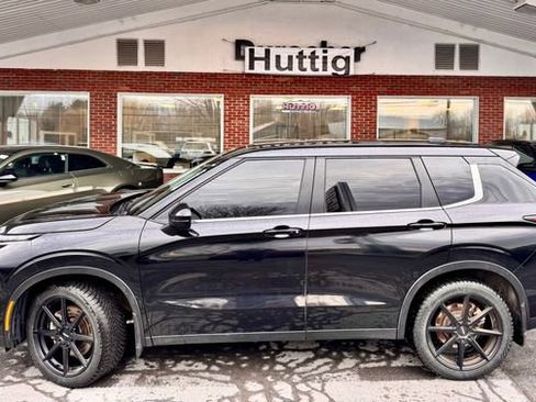 Used 2024 Mitsubishi Outlander SE image 2
