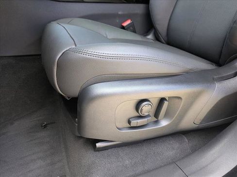 New 2025 Land Rover Range Rover Velar Dynamic SE image 4