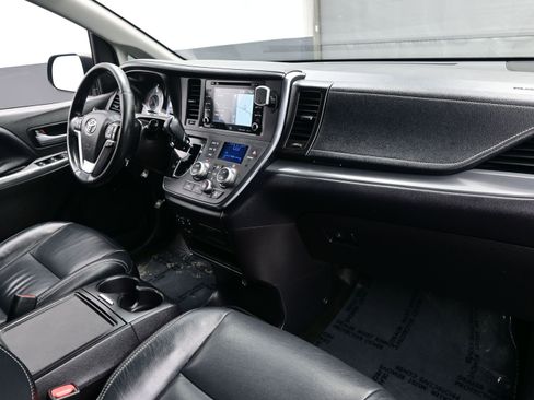 Used 2019 Toyota Sienna SE w/ SE Preferred Package image 15