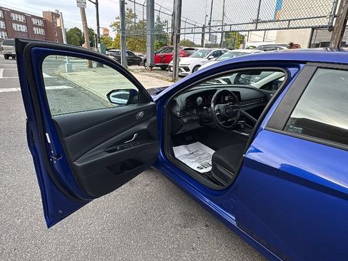 Used 2023 Hyundai Elantra SEL w/ Convenience Package FWD image 9