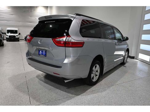 Used 2016 Toyota Sienna LE FWD image 6