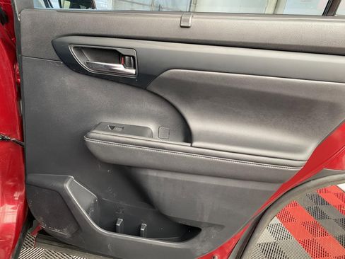 Used 2020 Toyota Highlander XLE image 10