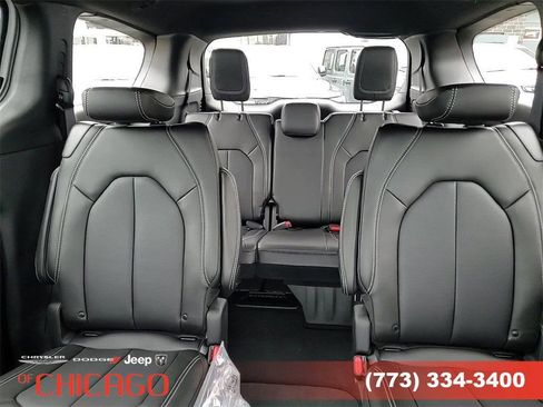 New 2025 Chrysler Pacifica Select image 24