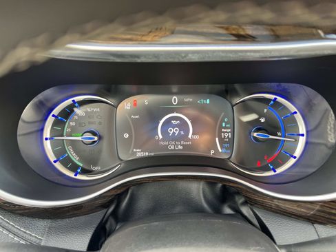 Used 2022 Chrysler Pacifica Limited w/ Uconnect Theater Family Group image 11