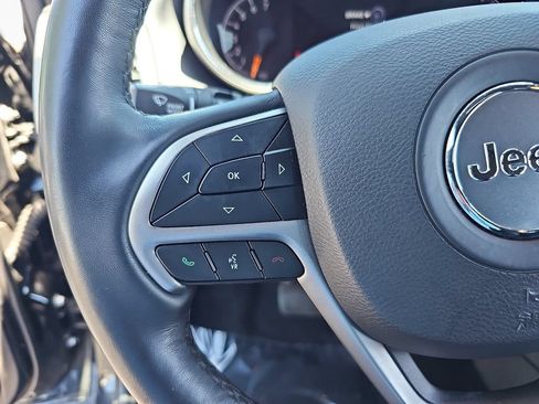 Certified 2022 Jeep Grand Cherokee Laredo X AWD/4WD image 17