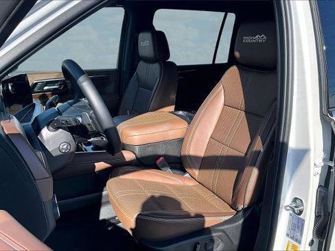 Used 2025 Chevrolet Suburban High Country image 21