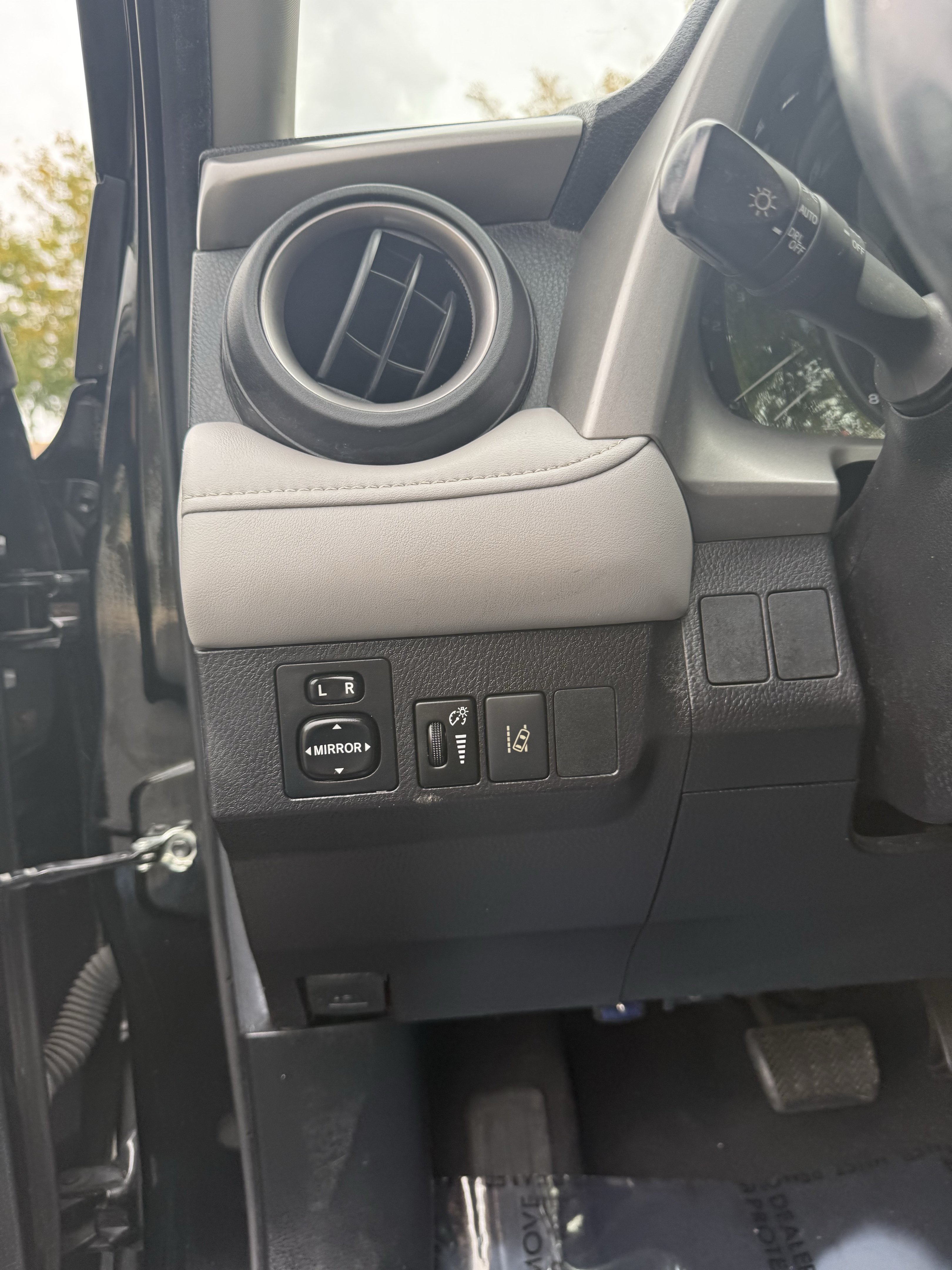 Used 2018 Toyota RAV4 XLE w/ Carpet Mat Package FWD image 17