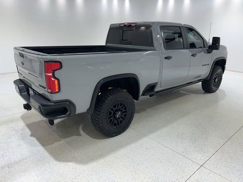 Used 2024 Chevrolet Silverado 2500 ZR2 w/ Technology Package image 5