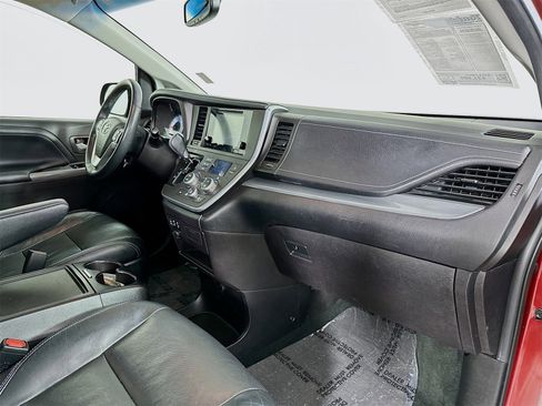 Used 2016 Toyota Sienna L image 32