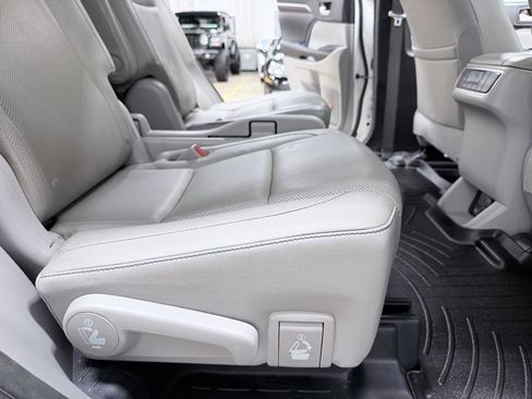 Used 2016 Toyota Highlander Limited FWD image 35