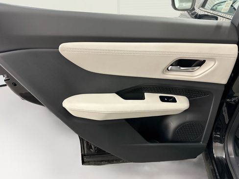 Used 2024 Nissan Ariya AWD image 28
