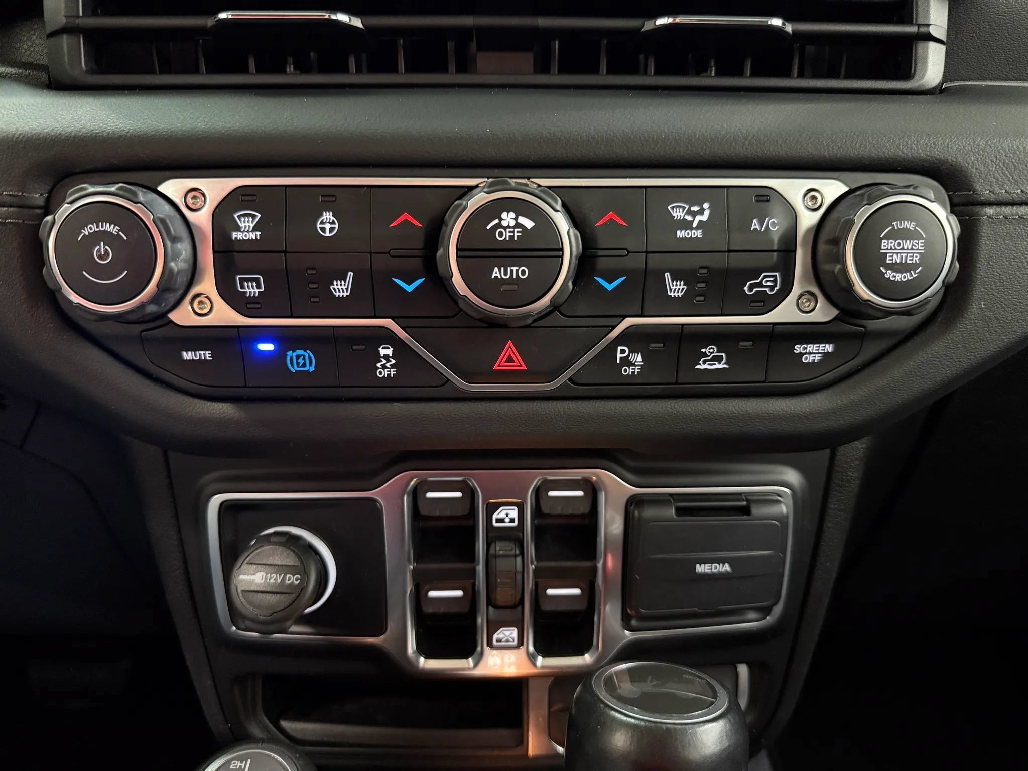 Used 2024 Jeep Wrangler Unlimited Sahara w/ Technology Group AWD/4WD image 26