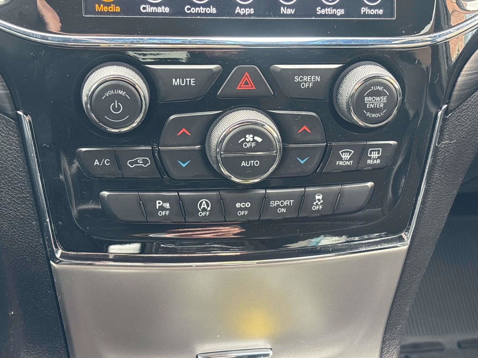Used 2022 Jeep Grand Cherokee Laredo X AWD/4WD image 19