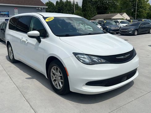 Used 2022 Chrysler Voyager LX image 3