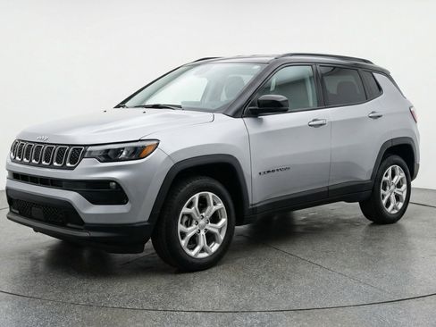 Used 2025 Jeep Compass Latitude image 3