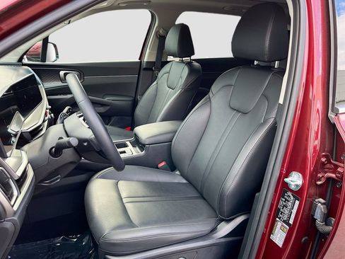 Certified 2025 Kia Sorento S w/ Panoramic Sunroof Package image 13