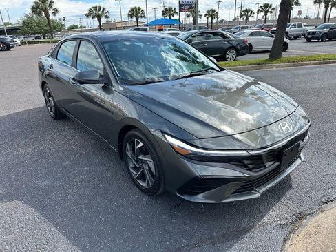 Used 2024 Hyundai Elantra Limited image 8