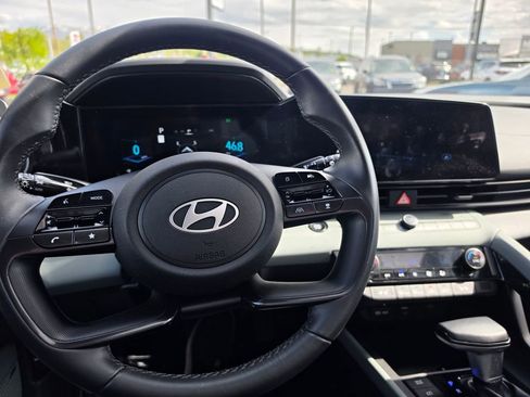 Used 2025 Hyundai Elantra Limited FWD image 16