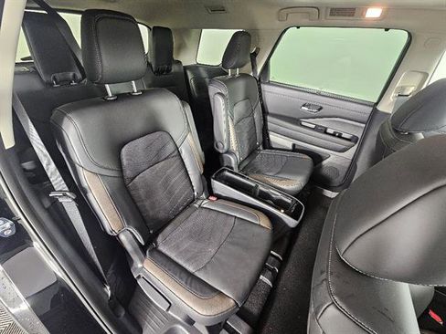 New 2025 Nissan Pathfinder Platinum AWD/4WD image 17