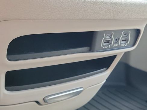 Used 2021 Chrysler Pacifica Touring-L FWD image 33