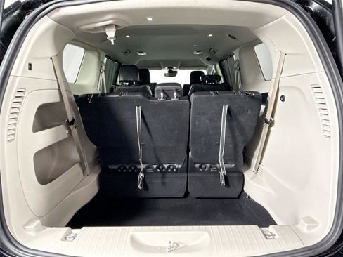 Used 2024 Chrysler Pacifica Touring-L FWD image 33