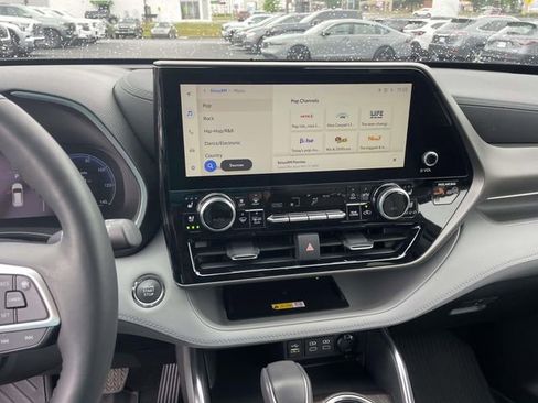 Used 2023 Toyota Highlander Limited FWD image 25