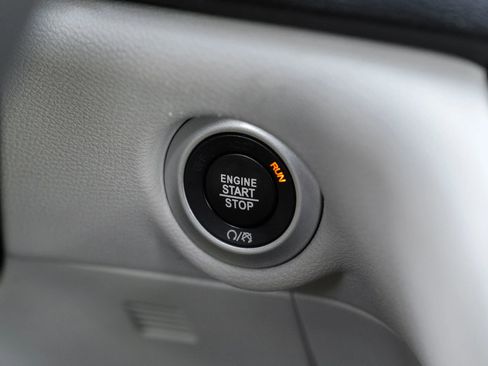 Used 2020 Chrysler Voyager Lxi image 25