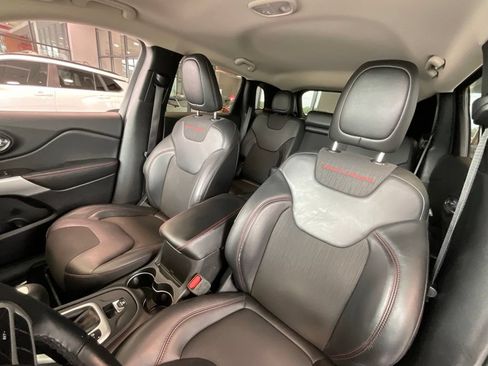 Used 2018 Jeep Cherokee Trailhawk AWD/4WD image 10