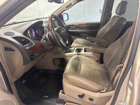 Used 2015 Chrysler Town & Country Limited Platinum FWD image 12