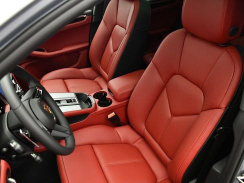 Certified 2026 Porsche Macan AWD/4WD image 41