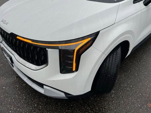 New 2026 Kia Carnival LXS FWD image 3
