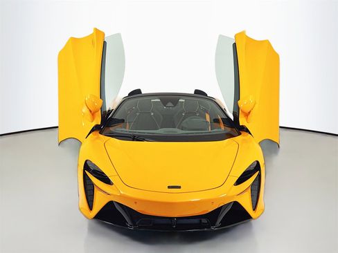 New 2026 McLaren Artura Spider image 2