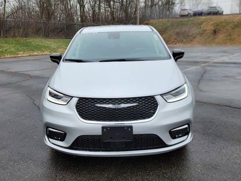 Used 2024 Chrysler Pacifica Touring-L image 4