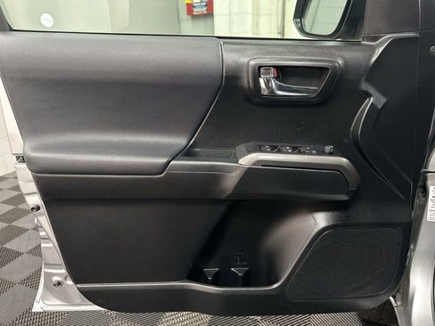 Used 2022 Toyota Tacoma TRD Off-Road w/ Technology Package image 17