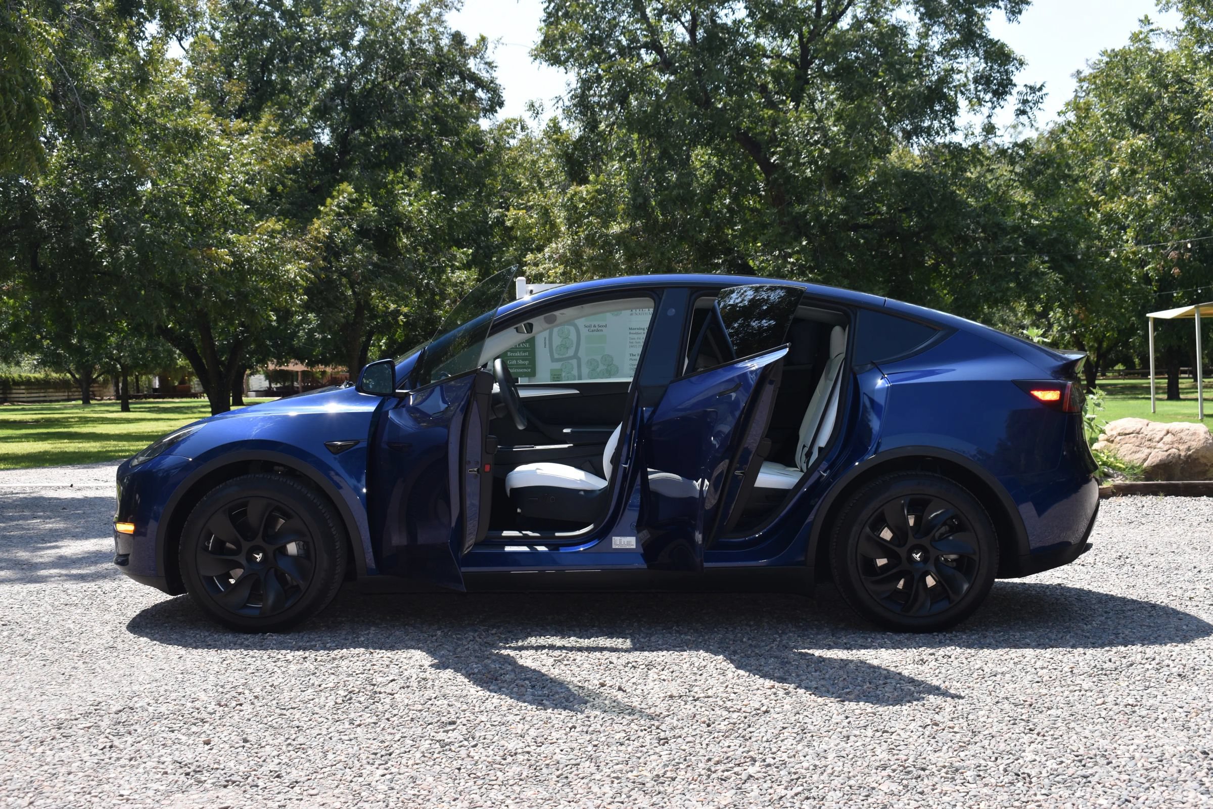 Used 2024 Tesla Model Y Long Range RWD image 4