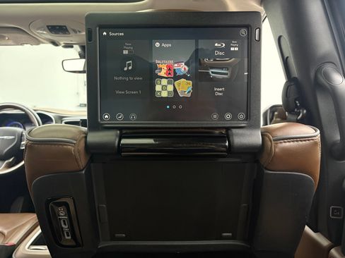 Used 2019 Chrysler Pacifica Limited w/ Tire & Wheel Group FWD image 38