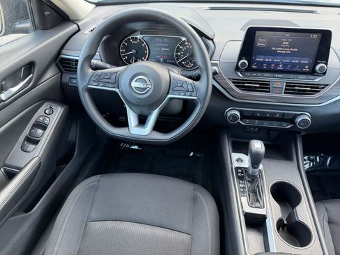 Used 2025 Nissan Altima 2.5 SV FWD image 34
