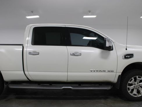 Used 2017 Nissan Titan SL RWD image 11