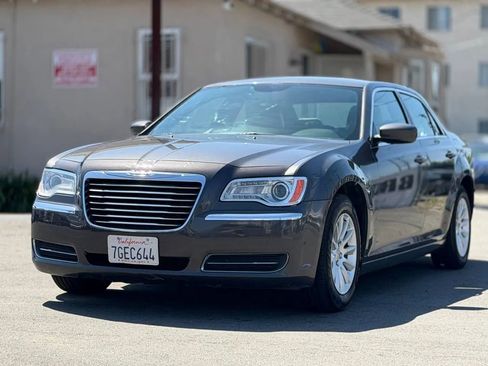 Used 2014 Chrysler 300 RWD image 5