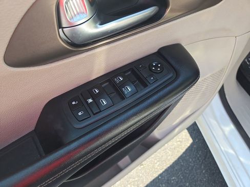 Used 2021 Chrysler Voyager Lxi image 10