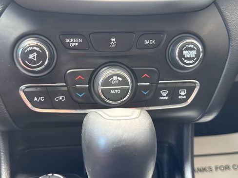 Used 2018 Jeep Cherokee Trailhawk w/ Cold Weather Group AWD/4WD image 16