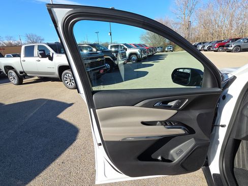 Used 2025 Chevrolet Traverse LT image 12