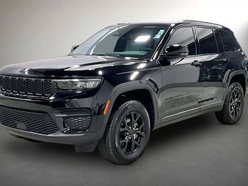 Used 2024 Jeep Grand Cherokee Altitude image 3