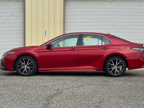 Used 2024 Toyota Camry SE image 3