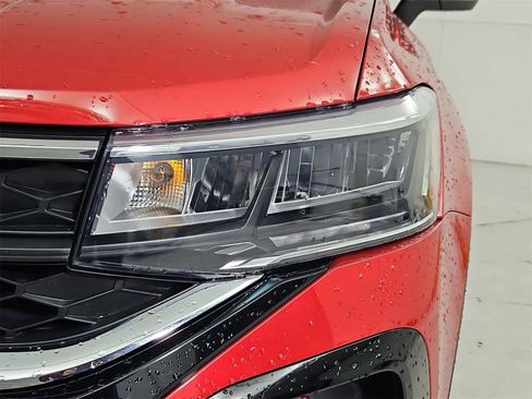 Certified 2024 Volkswagen Taos SE image 10