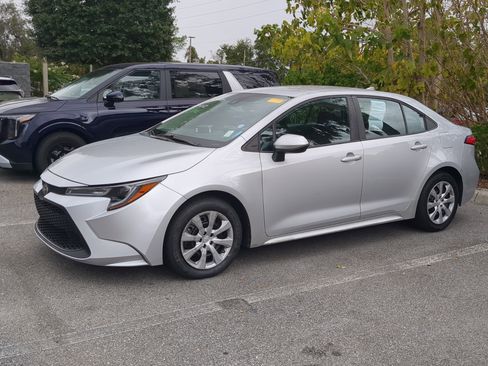 Used 2022 Toyota Corolla LE image 2