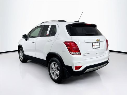 Used 2022 Chevrolet Trax LT w/ LT Convenience Package image 2