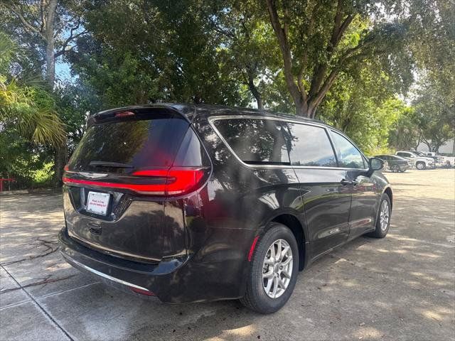 Used 2024 Chrysler Pacifica Touring-L FWD image 7