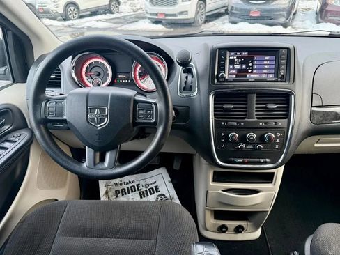 Used 2018 Dodge Grand Caravan SE w/ UConnect Hands-Free Group image 15
